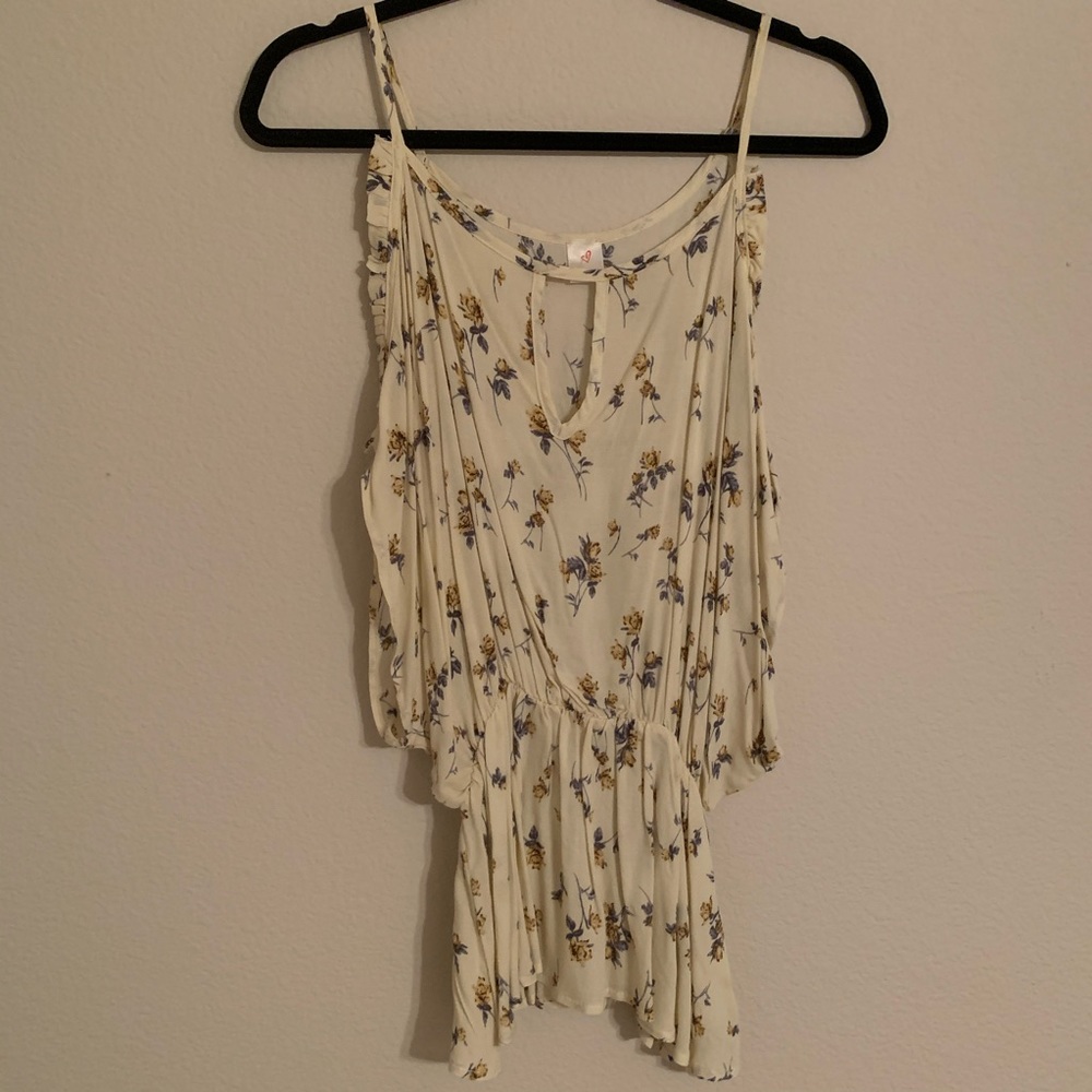 IJOAH NWOT Peekaboo Shoulder Floral Top